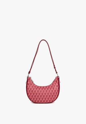 Gewatteerde rode handtas met een halve maanvorm, voorzien van een textuurpatroon en een enkele schouderriem voor draaggemak. Verstelbare ritssluiting.
