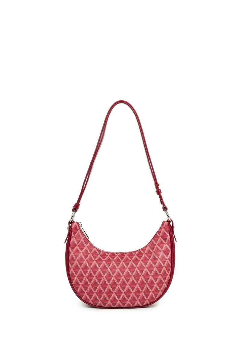 Sac à main rouge matelassé en forme de demi-lune, présentant un motif texturé et une bandoulière unique pour le porter à l'épaule. Fermeture à glissière ajustable.