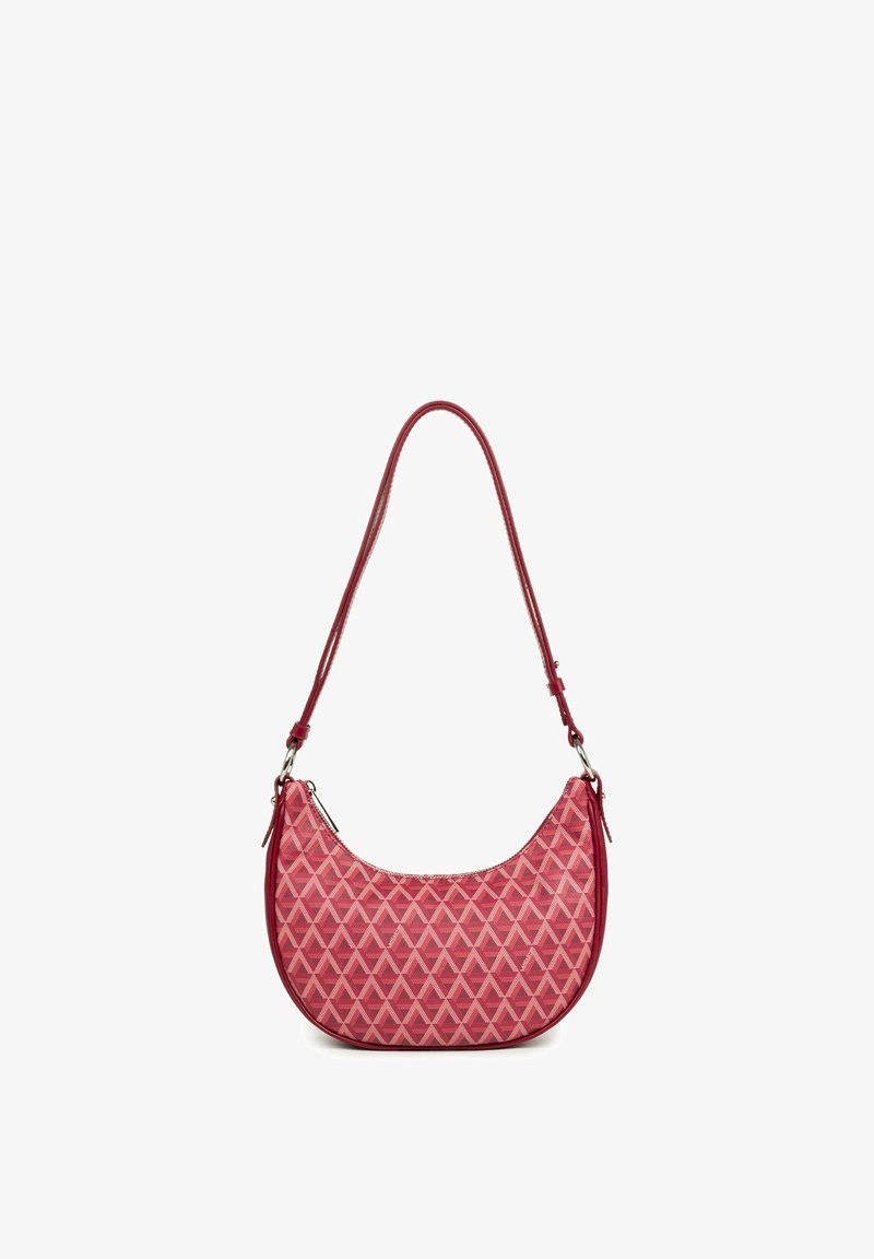 Sac à main rouge matelassé en forme de demi-lune, présentant un motif texturé et une bandoulière unique pour le porter à l'épaule. Fermeture à glissière ajustable.