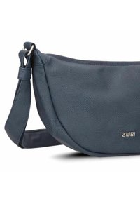 Borsa a tracolla in pelle blu scuro con forma curva, superficie texture, tracolla regolabile e un piccolo dettaglio del logo metallico.