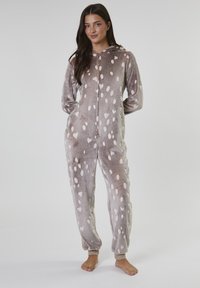 Brun fleeceoverall med stora vita hjärtan, dragkedja, långa ärmar och mudd vid anklarna. Mjuk textur, med huva.