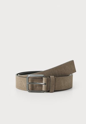 Ceinture en daim taupe avec une finition mate. Dotée d'une boucle en métal argenté rectangulaire et d'un logo embossé. Texture plate et lisse.