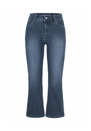 Midblauwe spijkerbroek met licht uitlopende pijpen, voorste knoopsluiting, rits en vijfzakkenontwerp, getoond tegen een witte achtergrond.