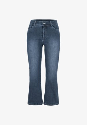 Jeansy z niebieskiego denimu w średnim odcieniu, z lekko rozszerzanymi nogawkami, zapięciem na guziki z przodu, zamkiem błyskawicznym oraz pięcioma kieszeniami, pokazane na białym tle.