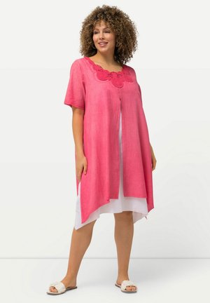 Rosa Leinen-Kimono-Style Überwurf mit kurzen Ärmeln, ausgestattet mit einem gewellten bestickten Ausschnitt und einem leicht asymmetrischen Saum.