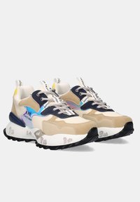 Zapatillas robustas en beige y azul marino con acentos laterales iridiscentes, suelas blancas con taco negro, cordones estampados y texto "Moda" en las lengüetas.