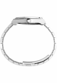 Montre-bracelet en métal argenté avec un bracelet à maillons et une couronne sur le côté, vue de profil sur un fond blanc.