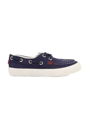 Zapatillas de lona azul marino con suela de goma blanca, puntera redonda, diseño con cordones, ojales plateados y costuras de acento rojas en el costado.