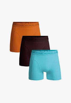 Három darab férfi boxer alsó: narancssárga, sötét burgundi és világoskék színben. Simább anyagból készült, feliratozott elasztikus derékkal.
