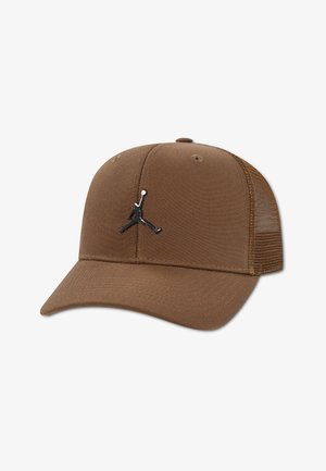 Hnedá baseballová čiapka s priedušnou sieťovinou na zadnej strane a čiernym logom Jumpman v strede predného panelu na bielom pozadí.
