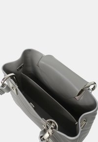 Borsa a tracolla grigia con finitura testurizzata, caratterizzata da una patta liscia, accessori in metallo argentato e due scomparti interni.