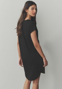 Next PETITE FIT  CAP SLEEVE V-NECK  - Džersio suknelė - black