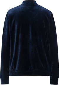 Námořnická modrá sametová bunda s límcem, dlouhými rukávy a měkkou, hladkou texturou. Jednoduchý design bez viditelných zapínání.