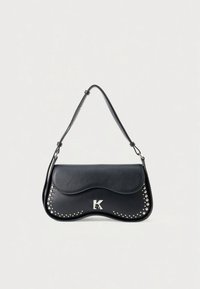Fekete bőrtáska íves fedéllel, az alján egy sor ezüst kör alakú szegeccsel és vállpánttal. Elöl egy "K" logó tal álható.