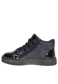 Sneaker alto blu navy con una parte superiore in pelle verniciata lucida, dettagli in tessuto, occhielli in metallo e suola in gomma testurizzata.