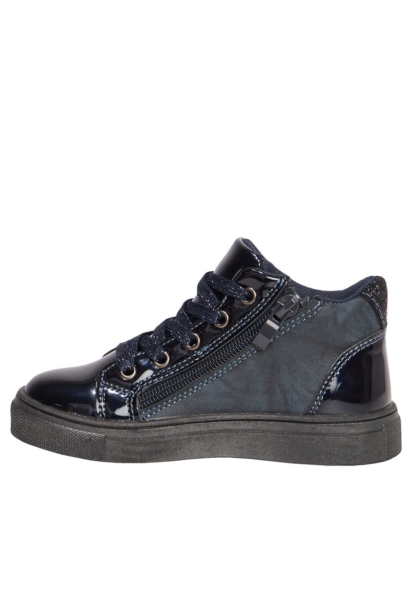 Sneaker alto blu navy con una parte superiore in pelle verniciata lucida, dettagli in tessuto, occhielli in metallo e suola in gomma testurizzata.