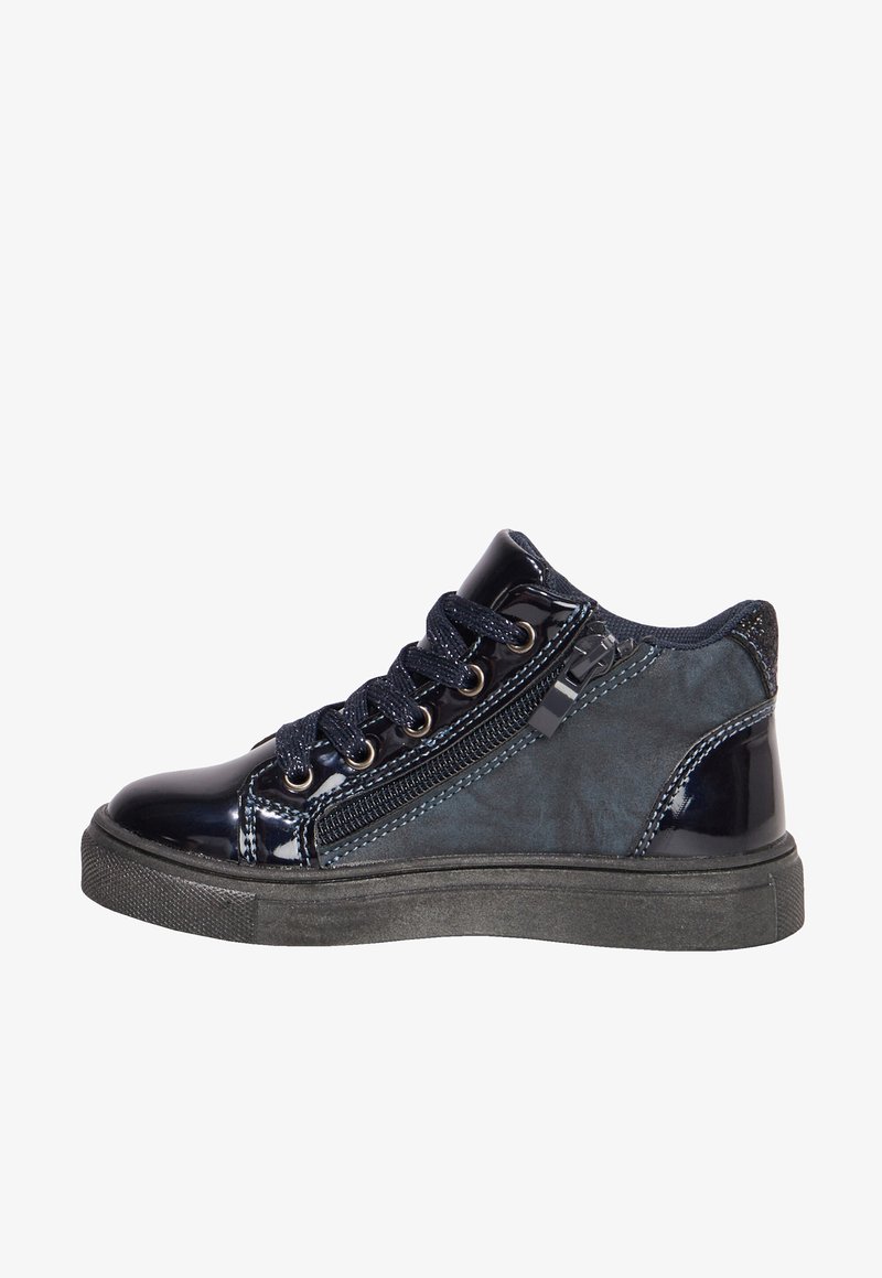 Sneaker alto blu navy con una parte superiore in pelle verniciata lucida, dettagli in tessuto, occhielli in metallo e suola in gomma testurizzata.