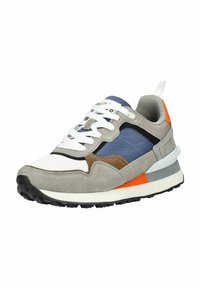 Sportlicher Sneaker mit einem Obermaterial aus gemischten Materialien, das graues Wildleder, blaue Textilie und braune Akzente umfasst. Weiße Mesh-Zehenkappe, schwarze Ränder und orangefarbene Detail am Absatz.
