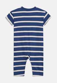 Μπλε και λευκός κοντομάνικος παιδικός φορμάκος με οριζόντιες ρίγες και καλύπτρα έως τα πόδια, απεικονίζεται επίπεδα σε λευκό φόντο, όψη από πίσω.