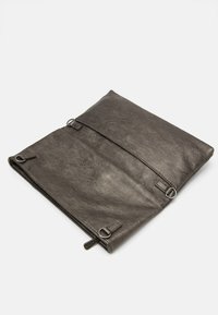Szara skórzana kopertówka o teksturowanej powierzchni, wyposażona w dwie pętle i zamek błyskawiczny na dole, zaprojektowana do zamykania i bezpiecznego przechowywania.