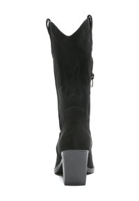 Botas de cowboy de ante negro con un tacón de altura media, forma puntiaguda, costuras decorativas y un detalle de cremallera en el costado.
