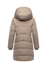 Manteau long matelassé de couleur beige clair, doté d'une grande capuche, d'un design matelassé et de poignets côtelés. Tissu lisse avec une texture douce.