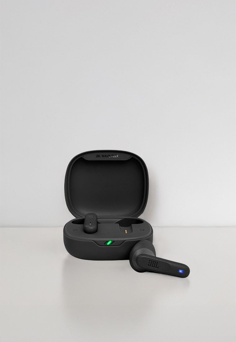 Schwarze JBL Wave Flex Wireless-Ohrhörer mit offenem Ladeetui, ein Ohrhörer ist im Etui und einer ist draußen, wobei blaue und grüne LED-Anzeigen sichtbar sind.