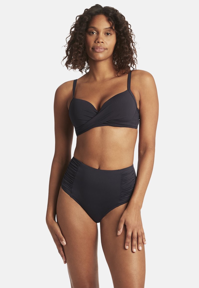 Granatowy bikini z przekręconym topem bandeau i wysokim stanem. Materiał jest gładki z subtelnym marszczeniem po bokach. Prosty, elegancki design.