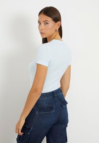 Guess MINI TRIANGLE TEE - T-shirt basic - himmelblau