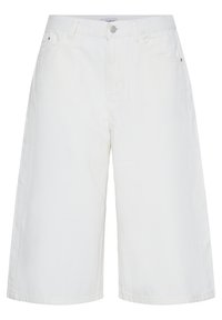 Shorts en denim blancs jusqu'aux genoux avec bouton et fermeture éclair à l'avant, passants pour ceinture et poches latérales.
