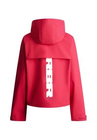 Lyse rød hættetrøje med lange ærmer, baglomme og stor, lodret hvid "REBER" tekst ned ad midten af ryggen.