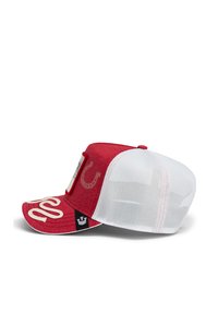 Gorra de béisbol roja con visera curvada, parte trasera de malla blanca y acentos de patrón. Presenta un parche con un logo en el lado y costuras decorativas.