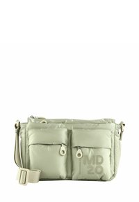 Sac bandoulière vert clair rembourré avec deux poches avant, logo gris, sangle réglable et fermeture éclair, doté d'une texture lisse et brillante.