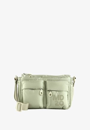 Sac bandoulière vert clair rembourré avec deux poches avant, logo gris, sangle réglable et fermeture éclair, doté d'une texture lisse et brillante.