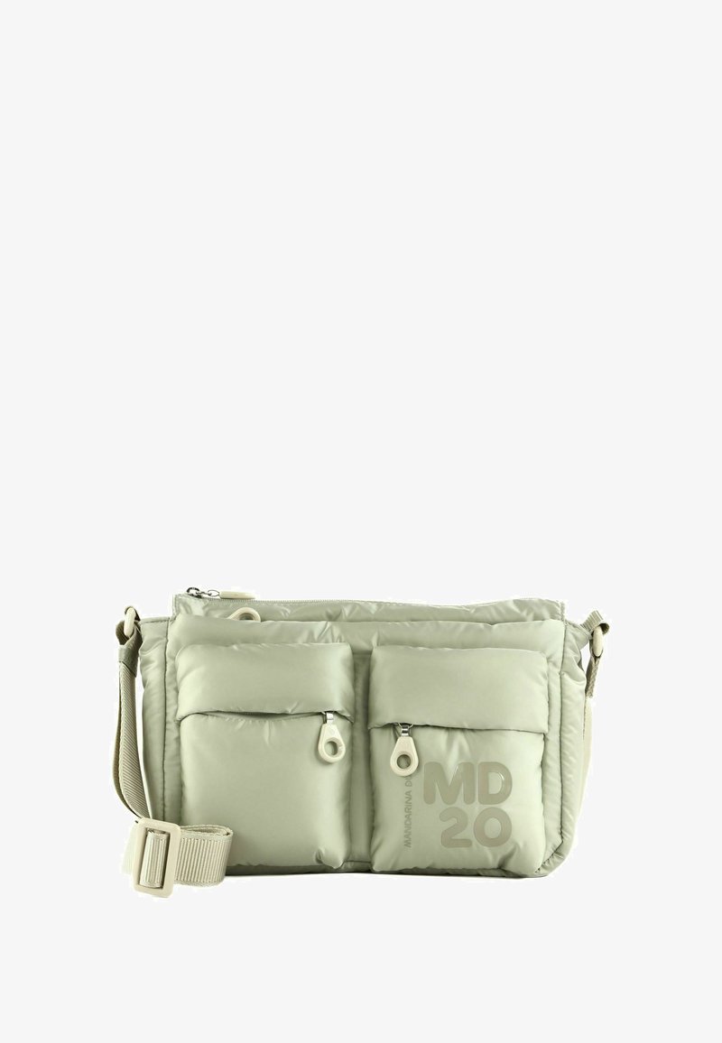 Sac bandoulière vert clair rembourré avec deux poches avant, logo gris, sangle réglable et fermeture éclair, doté d'une texture lisse et brillante.