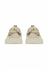 Beige sneakers met geperforeerde bovenkant, brede kettingdetail aan de voorkant en een gestructureerde rubberen zool met kleine verhoogde accenten.