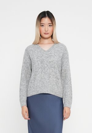 Maglione grigio lavorato a maglia con scollatura a V, maniche larghe e orlo leggermente accorciato. Il materiale sembra morbido con una finitura testurizzata.