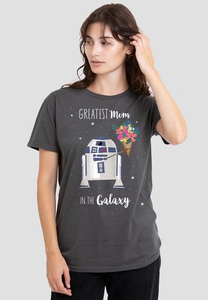 Graues Baumwoll-T-Shirt mit R2-D2, der einen Blumenstrauß hält, mit dem Text "GRÖSSTEN Mama IM GALAXXY" in Weiß und bunten Blumenakzenten.
