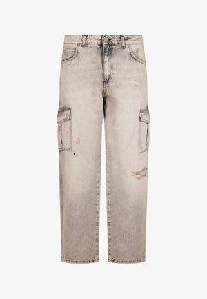 Beige Acid-Wash-Cargohose mit Knopfverschluss, Fronttaschen, seitlichen Klappentaschen und abgenutzten Details an Oberschenkeln und Beinen.