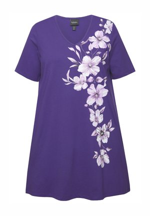 Lilla bomulds V-hals T-shirt med korte ærmer, der har hvid blomsterprint på venstre side. Løs pasform, glat tekstur.