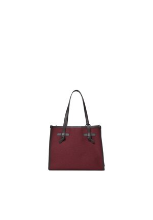 Bolso tote rectangular color burdeos con asas de cuero negras y ribete, con detalles de nudos en las uniones de las asas.