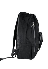 Zwarte rugzak van een textuurstof, met een zijvak van mesh en twee met rits afsluitbare vakken, voorzien van zilveren hardware en accenten.