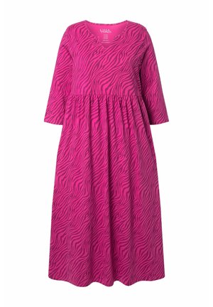 Růžové šaty s pruhy zebry, dlouhý rukáv, V-výstřih a nařasený pas, vyrobené z měkké, lehké tkaniny.