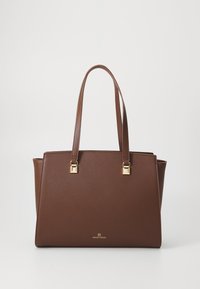 Bolso tote sintético marrón con dos asas largas, acentos en dorado y una superficie texturizada. Presenta una forma plana y estructurada con un logo.