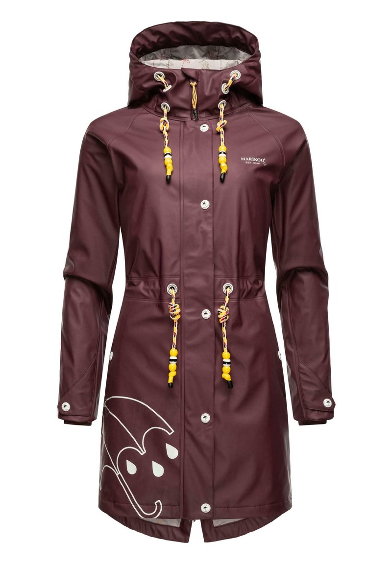 Imperméable bordeaux avec capuche, présentant des accents en bas et noir, des boutons à pression et un motif de parapluie blanc au niveau de l'ourlet.