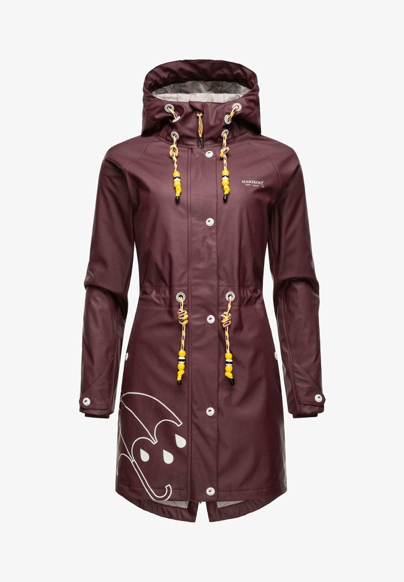 Borgo raudonas atsparus vandeniui lietpaltis su kapišonu, puošiamas geltonomis ir juodomis užsegimo detalėmis, spaudiniais ir baltu skėčio grafiku ant apatinės dalies.