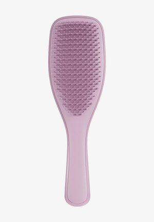 Różowa plastikowa szczotka do włosów z prostokątną główką i elastycznymi, zaokrąglonymi końcówkami przeznaczona do rozczesywania włosów.