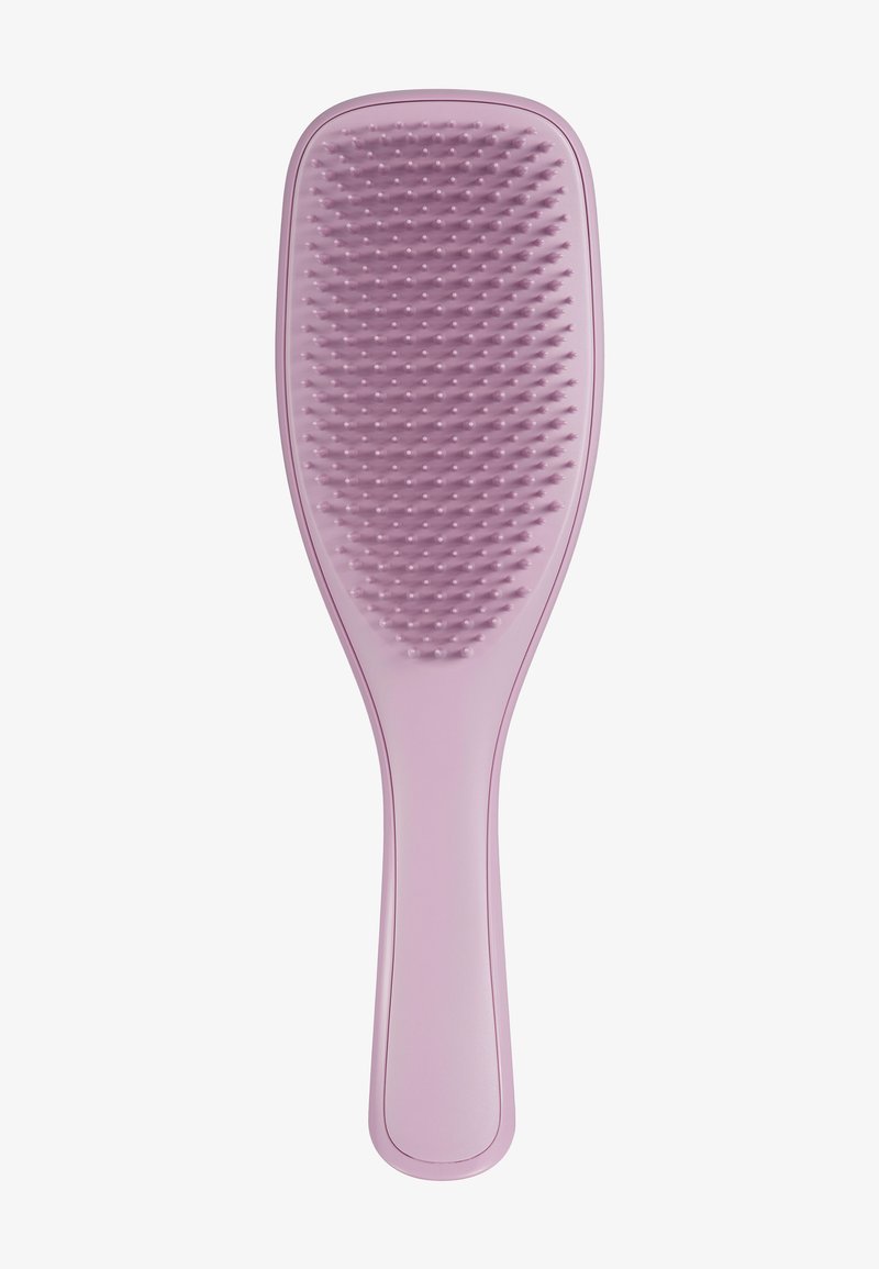 Brosse à cheveux en plastique rose avec une tête rectangulaire et des poils flexibles aux extrémités arrondies, conçue pour démêler les cheveux.