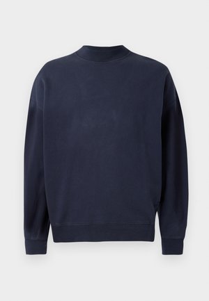 Marineblå genser med rund hals, lange ermer, ribbestrikkede mansjetter og en teksturert finish. Ingen synlige logoer eller mønstre.