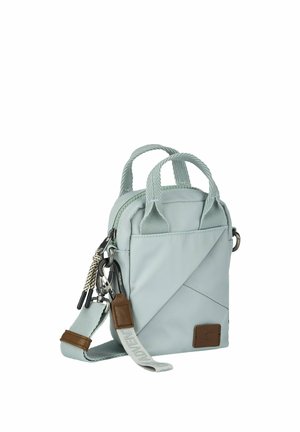 Mała, jasnoszara torebka na ramię z podwójnymi uchwytami, przednią kieszenią, regulowanym paskiem oraz srebrnymi elementami, w tym karabińczykiem.